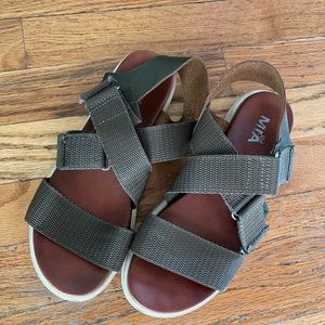 Mia Girl Criss Cross Platform Olive Sandel, size 6